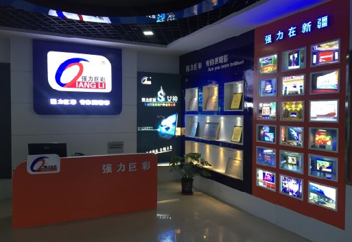 西平整体显示屏店招的作用。