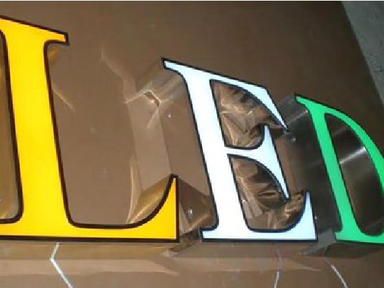 西平介绍LED招牌的基础知识。